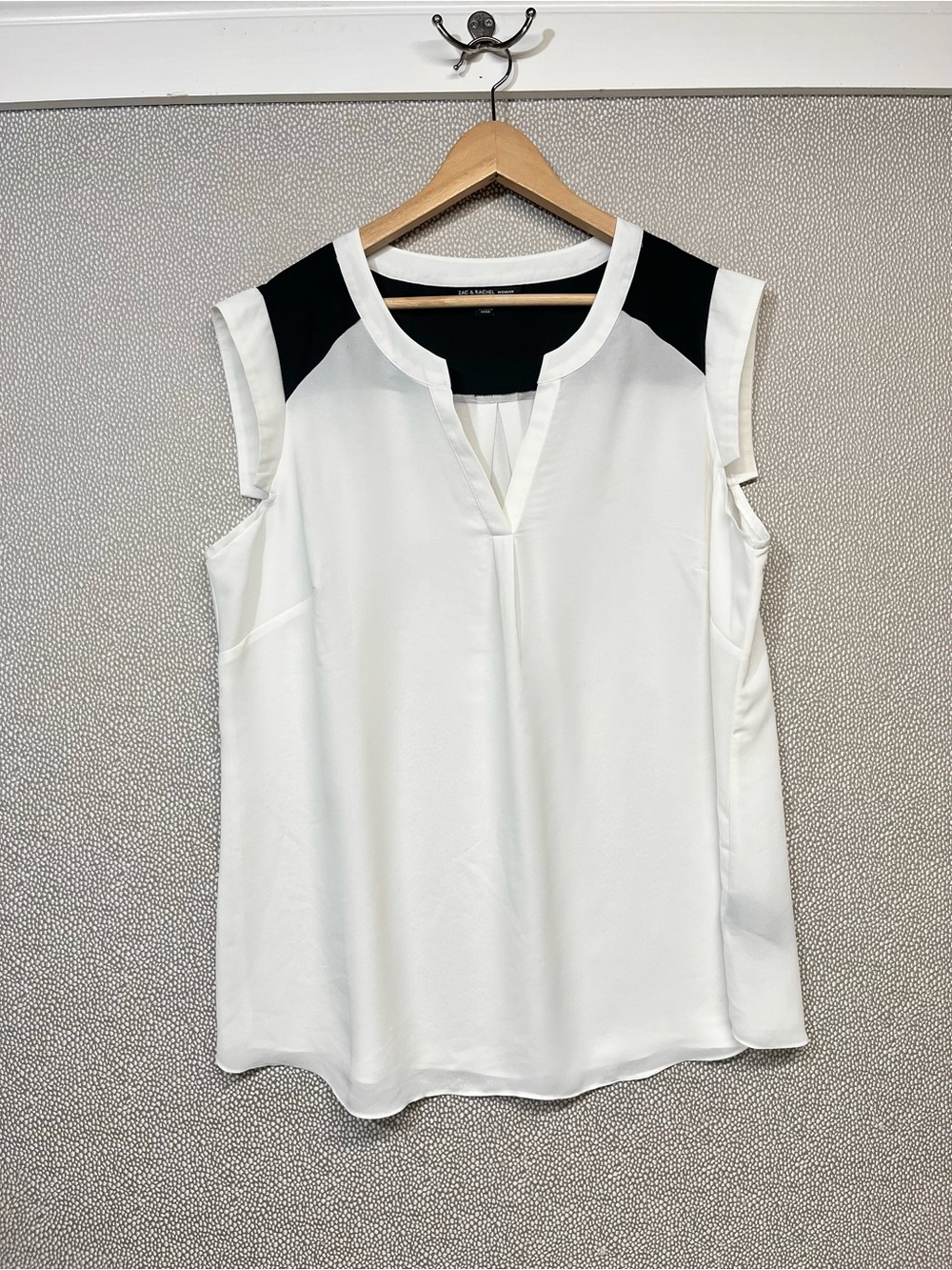 🆑 1X Zac & Rachel Sleeveless Creamy White Top with Black Accents CLEARANCE